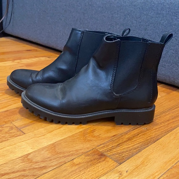 Urban Outfitters Black Chelsea Boots - Picture 2 of 5